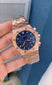 A. AP hombre oro rosa fondo azul